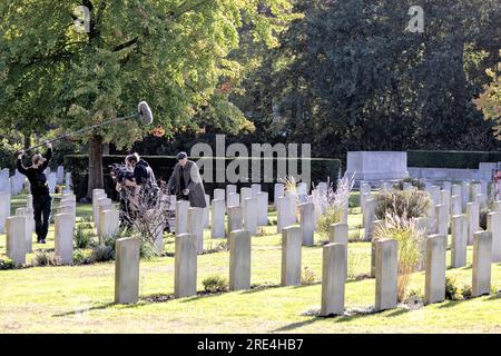 Sir Michael Caine as Bernard Jordan in The Great Escaper on location at Brookwood Military Cemetery Stock Photo