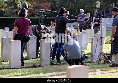 Sir Michael Caine as Bernard Jordan in The Great Escaper on location at Brookwood Military Cemetery Stock Photo