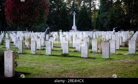 Sir Michael Caine as Bernard Jordan in The Great Escaper on location at Brookwood Military Cemetery Stock Photo