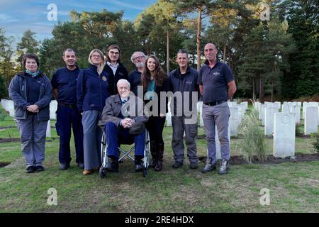 Sir Michael Caine as Bernard Jordan in The Great Escaper on location at Brookwood Military Cemetery Stock Photo