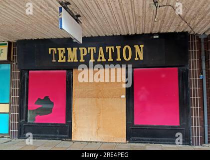 Temptation - Shuttered, closed and boarded up shops at Weaver Square shopping centre, 35-37, Market St, Northwich, Cheshire, England, UK, CW9 5AY Stock Photo