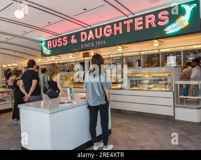 Lunchtime at the brand new branch of the Russ & Daughters appetizing store in Hudson Yards in New York on Friday, July 21, 2023. (© Richard B. Levine) Stock Photo