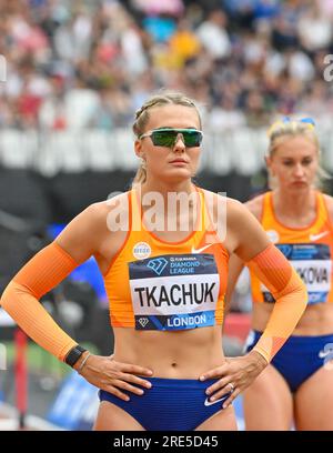 Ota va qizi yotoqda jinsiy aloqada