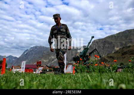 July 25, 2023, Drass Kashmir, India : An Indian army soldier walk near a Sweden made 155 mm Bofors artillery gun during 'Vijay Diwas' or victory day celebration in Drass, about 160 km (99 miles) east of Srinagar. The Indian army commemorates 'Vijay Diwas' annually in memory of more than 500 fellow soldiers who were killed eight years ago during a war with Pakistan in the mountains of Kargil and Drass sectors, at the Line of Control, or a military ceasefire line, which divided Kashmir between the two south Asian nuclear rivals. On July 25, 2023 in Drass Kashmir, India.(Photo By Firdous Nazir/Ey Stock Photo
