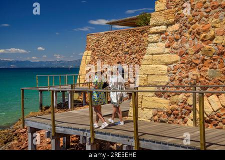 Wooden footbridge of the Salou coastal path surrounding the old lazaretto from 1829 (Tarragona, Catalonia, Spain) ESP: Pasarela de madera en Salou Stock Photo