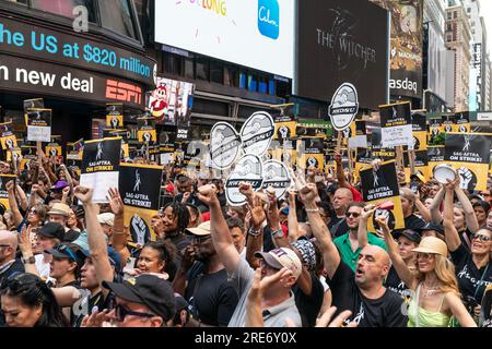 Union members rally during Rock the City for a Fair Contract: SAG-AFTRA ...