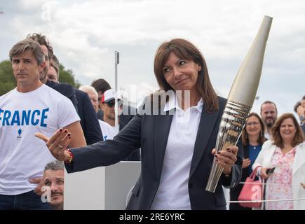 Paris, France. 25th July, 2023. Paris Mayor Anne Hidalgo poses with the Olympic torch during the torch presentation on a quay of the river Seine in Paris, France, on July 25, 2023. Credit: Julien Mattia/Xinhua/Alamy Live News Stock Photo