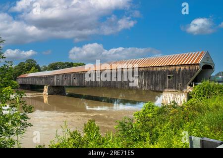 Cornish, N.H., U.S. - July 11, 2023: The longest covered bridge in the U.S., over the Connecticut River, connects Windsor, Vermont, and Cornish, New H Stock Photo