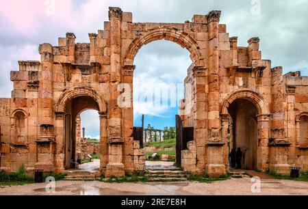 Hadrian’s Arch in Jerash, Jordan. Built in 129AD, this gate marks the ancient city’s boundaries. The ruins of the old city is in the background. Stock Photo