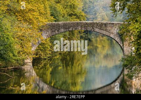 Puente de piedra sobre el rio Bidasoa, Vera de Bidasoa, comunidad foral de Navarra, Spain Stock Photo