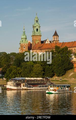 Barcos en el río Vístula, castillo y colina de Wawel, Cracovia, Voivodato de la Pequeña Polonia, Polonia, Europa del Este. Stock Photo