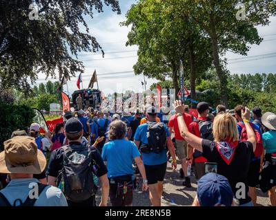 July 18, 2023, Close to Bemmel, Netherlands: Along the route the four days, people are always cheering the participants. Since it is the world's biggest multi-day walking event, The International Four Days Marches (in Dutch 'De Vierdaagse') is seen as the prime example of sportsmanship and international bonding between military servicemen, women and civilians from many different countries. This year, it was the 105 edition and the official amount of walkers registered was 43,363 from 77 countries. Participants can choose to walk 30km, 40km, or 50km per day. On the last day, 39,019 walkers cr Stock Photo