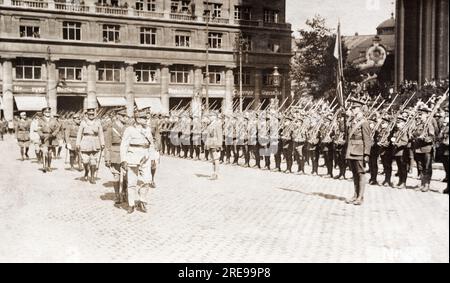 Men of the 20th Battalion, Durham Light Infantry being inspected by a French General in front of Cologne Cathedral in British occupied Germany, 1919. Stock Photo