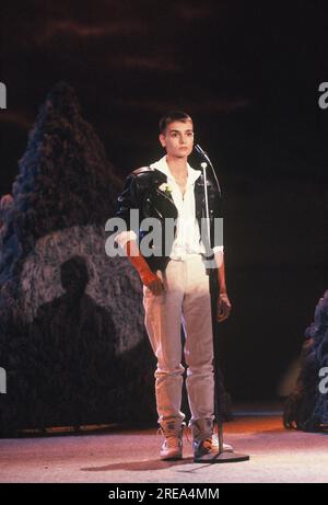 FILED - 16 March 1990, North Rhine-Westphalia, Cologne: The singer Sinead O'Connor ( Shuhada' Sadaqat ) at a TV appearance on 16.03.1990 Photo: Horst Galuschka/dpa Stock Photo