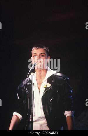 FILED - 16 March 1990, North Rhine-Westphalia, Cologne: The singer Sinead O'Connor ( Shuhada' Sadaqat ) at a TV appearance on 16.03.1990 Photo: Horst Galuschka/dpa Stock Photo