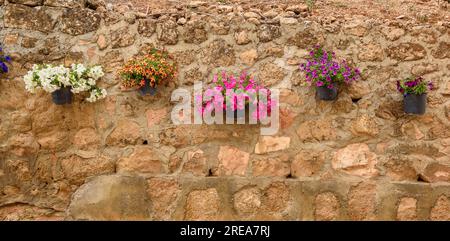 Details of the village of Bovera on a spring afternoon (Les Garrigues, Lleida, Catalonia, Spain) ESP: Detalles del pueblo de Bovera (Lérida, España) Stock Photo