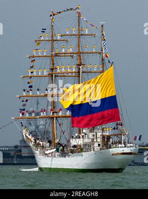 AJAXNETPHOTO. 28TH JUNE, 2005. PORTSMOUTH,ENGLAND. - T200 INTERNATIONAL FLEET REVIEW - COLOMBIAN NAVAL SAIL TRAINING SHIP GLORIA, BUILT IN BILBAO, SPAIN, 1969, 1,250 TONS, CADETS MAN THE YARDS. PHOTO:JONATHAN EASTLAND/AJAX REF:D152806 282 Stock Photo