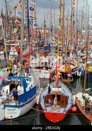 AJAXNETPHOTO. 1998. PORTSMOUTH, ENGLAND.  - RAFT UP - INTERNATIONAL FESTIVAL OF THE SEA. SMALL CRAFT OF ALL SHAPES AND SIZES FILL NR. 2 BASIN IN PORTSMOUTH'S ROYAL NAVY DOCKYARD. PHOTO:JONATHAN EASTLAND/AJAX. REF:FOTS98 Stock Photo
