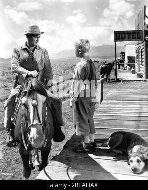 ALAN LADD and BRANDON DE WILDE in SHANE 1953 director GEORGE STEVENS based on novel by Jack Schaeffer costumes Edith Head Paramount Pictures Stock Photo