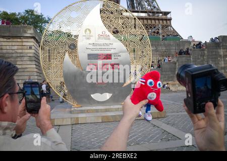 Paris 2024 : Le compte à rebours en contrebas de la Tour Eiffel