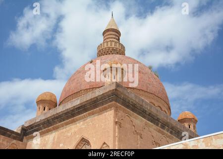 ishak pasha palace in dogubayazit, agri, turkiye. historical dome and minaret. turkish name is ishak pasa sarayi. Stock Photo