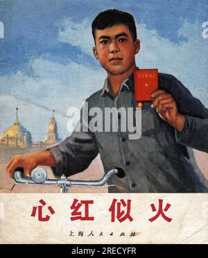 Propagande chinoise : Wei Xin Gang, un jeune employe du port de Shanghai aide son entourage selon les paroles de Mao contenues dans le Petit Livre Rouge. Chine, 1971. Stock Photo