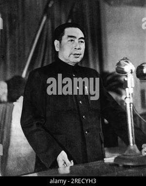 Guerre de Coree (1950-1953), le Premier Ministre Chinois Zhou Enlai (ou Chou En-Lai (En Lai) ou Tcheou Ngen-lai (Ngen lai) ou Chu En Lai) (1898-1976) declare sa participation du conflit en faveur des Nord Coreens contre les Americains, octobre 1950, In 'La Guerre de Coree', Chine, 1959 (The chinese prime minister Zhu Enlai declares the participation to the Korean War, supporting North Korea against USA, from 'Korean War', China, 1959) Stock Photo