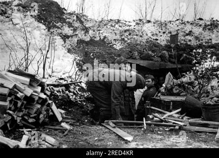 German soldiers in front of their earth bunker near Kaganovicha on the Eastern Front. Photo: Knödler [automated translation] Stock Photo