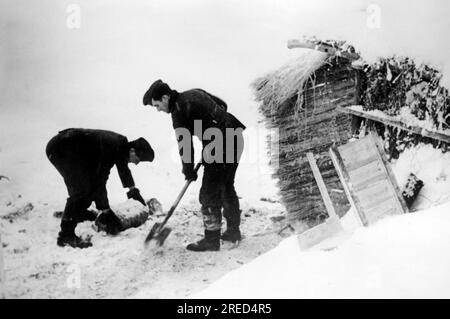 German soldiers shovel the entrance of their shelter - near Izoshno near Demyansk. Photo: Müller [automated translation] Stock Photo