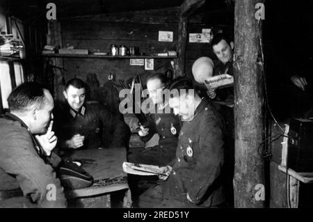 Cigarette break in a German company command post on the Eastern Front near Sukhaya Vetoshy. photo: Fenzke [automated translation] Stock Photo