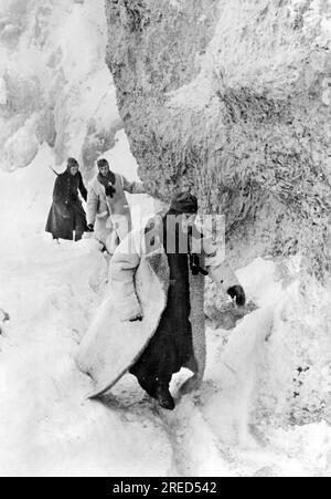 German soldiers go forward for a relief on the Donets Front in the southern section of the Eastern Front. Against the cold they wear coats made of sheepskin. Photo: Koch helmet [automated translation] Stock Photo