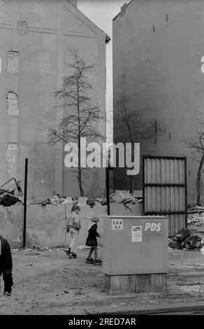 GDR, Berlin, 15.03.1990, Brunnenstraße, Verteilerkaste, (PDS), children with roller skates, [automated translation] Stock Photo