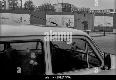 GDR, Berlin, 15.03.1990, Schönholzer Straße / corner Ruppiner Straße, (wall towards Bernauer Straße), monkey at the car window ..., [automated translation] Stock Photo