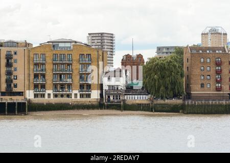 The river facing Prospect of Whitby - an historic public house on the banks of the River Thames at Wapping, Tower Hamlets, London, E1, England, U.K. Stock Photo
