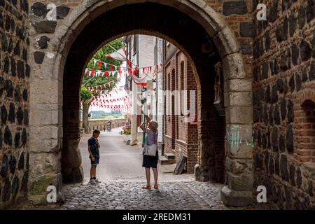 view through the Rhine Gate to the houses on Rhein street in Zons on the river Rhine, North Rhine-Westphalia, Germany Blick durch das Rheintor zu den Stock Photo