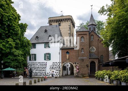 Rhine Gate with Toll Tower and Holy Trinity Chapel in Zons on the river Rhine, North Rhine-Westphalia, Germany Rheintor mit Zollturm und Kapelle zur h Stock Photo