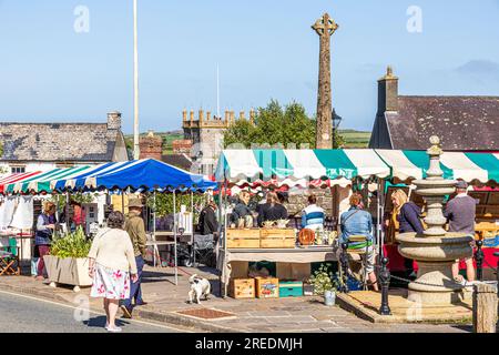 The outdoor Thursday market in the Cross Square in the city of St Davids in the Pembrokeshire Coast National Park, West Wales UK Stock Photo