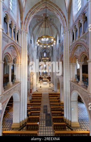 Nave and choir, Limburg Cathedral of Saint George or Georgsdom, Limburg an der Lahn, Hesse, Germany Stock Photo