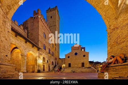 View of the Piazza del Duomo with the Collegiata di Santa Maria Assunta also Duomo di San Gimignano and the Palazzo del Popolo, San Gimignano Stock Photo