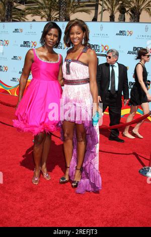 Omarosa Manigault-Stallworth & Claudia Jordan arriving at  the BET Awards 2009 at the Shrine Auditorium in Los Angeles, CA on June 28, 2009 ©2008 Kathy Hutchins / Hutchins Photo Stock Photo