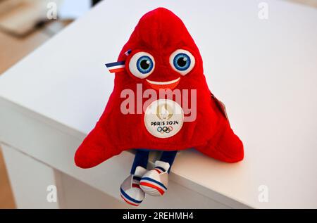 NEW 2024 PARIS Official Summer Olympics Mascot Plush 25 cm Phryges