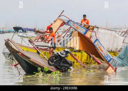 Binangonan, Rizal, Philippines. 28th July, 2023. Scene after a motorized boat capsized in Laguna Lake, Binangonan, Philippines killing 26 people. (Credit Image: © Ryan Eduard Benaid/ZUMA Press Wire) EDITORIAL USAGE ONLY! Not for Commercial USAGE! Credit: ZUMA Press, Inc./Alamy Live News Stock Photo