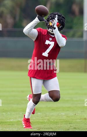 Philadelphia Eagles tight end Zach Ertz catches the ball during practice at  NFL football training camp, Thursday, Aug. 5, 2021, in Philadelphia. (AP  Photo/Chris Szagola Stock Photo - Alamy