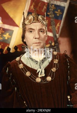 RALPH RICHARDSON Portrait as Duke of Buckingham in RICHARD III 1955 director LAURENCE OLIVIER play William Shakespeare music William Walton costume design Margaret Furse and Roger Furse producers Laurence Olivier and Alexander Korda L.O.P. / London Film Productions Stock Photo