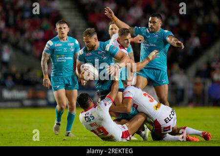 Aidan Sezer #7 of Leeds Rhinos tackled by James Bell #19 of St. Helens during the Betfred Super League Round 20 match St Helens vs Leeds Rhinos at Totally Wicked Stadium, St Helens, United Kingdom, 28th July 2023  (Photo by Steve Flynn/News Images) Stock Photo