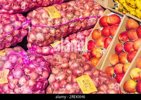 Berna Bugh, Kangan, Jammu and Kashmir, India. October 27, 2022. Onions and apples at a market in Jammu and Kashmir. Stock Photo