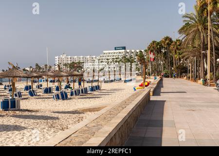 Sa Coma beach and seafront promenade, Sa Coma, Majorca (Mallorca), Balearic Islands, Spain. Europe Stock Photo