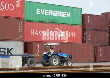 KENYA, Mombasa, seaport, CT-1 Container terminal / KENIA, Mombasa, Seehafen, CT-1 Containerterminal, Evergreen Container und Container der deutschen Reederei Hamburg Süd Stock Photo