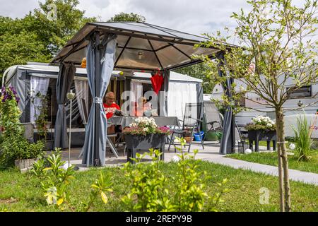 29 July 2023, Hesse, Wettenberg-Wißmar: Jörg and Heike Marondel from Staufenberg have been permanent campers at the Wißmarer See campground for twelve years. The retired couple spends the summer months here. Despite the bad weather, many campsites in Hesse are fully occupied. Photo: Christian Lademann/dpa Stock Photo