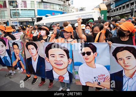 Bangkok, Thailand. 29th July, 2023. Move Forward party supporters, showing pictures of Pita Limjaroenrat The Move Forward party leader, and some holding up three fingers, at a protest at Asok Montri intersection, Bangkok, thailand, against Senate members. (Credit Image: © Teera Noisakran/Pacific Press via ZUMA Press Wire) EDITORIAL USAGE ONLY! Not for Commercial USAGE! Stock Photo